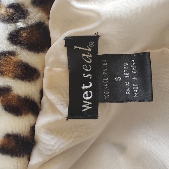 ♻️Wet Seal Faux Fur Leopard Print Crop Top Jacket/Vest size Small - Picture 3 of 13